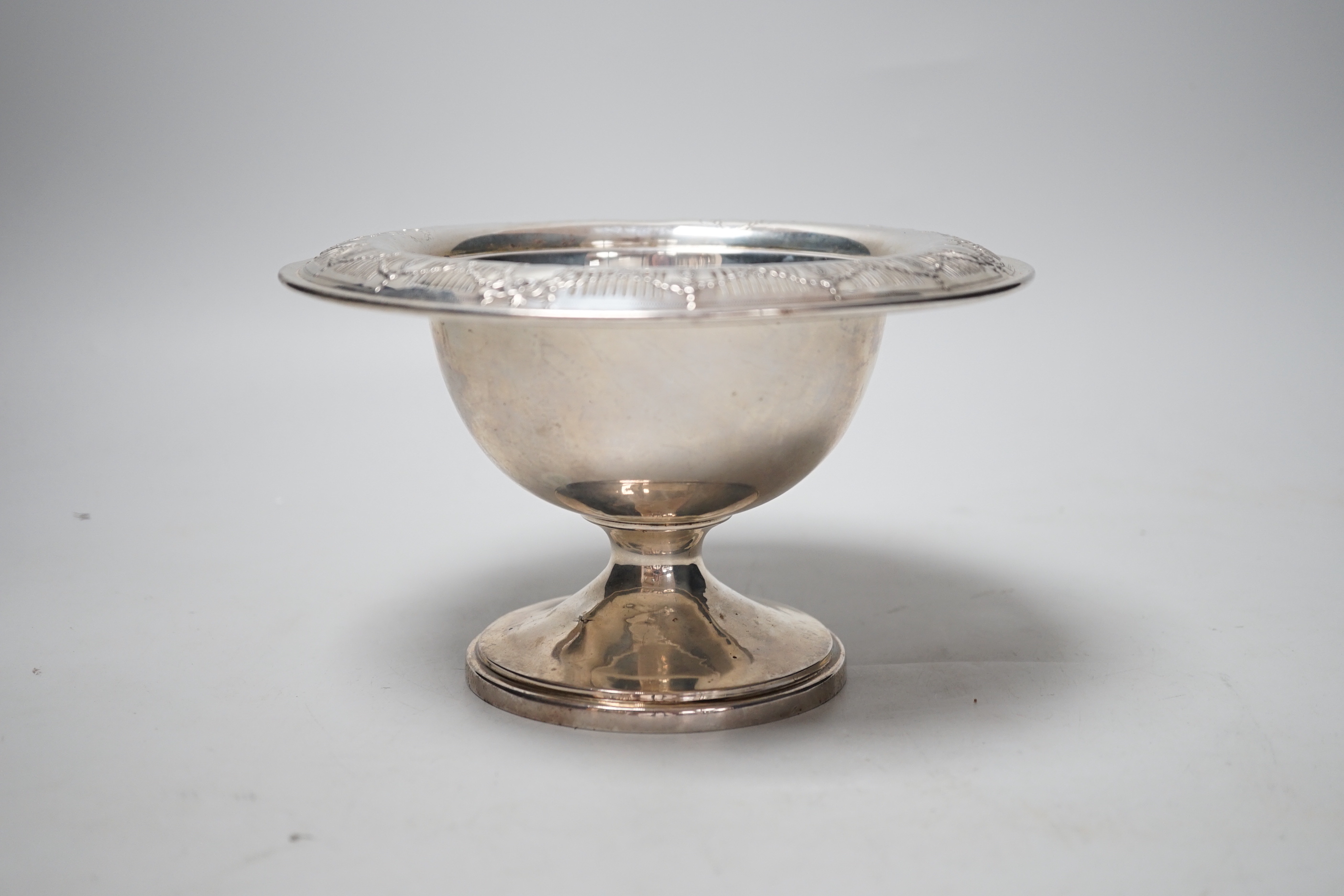 A sterling pedestal bowl, with pierced border, (lacking liner?), diameter 18.5cm, 9.3oz.